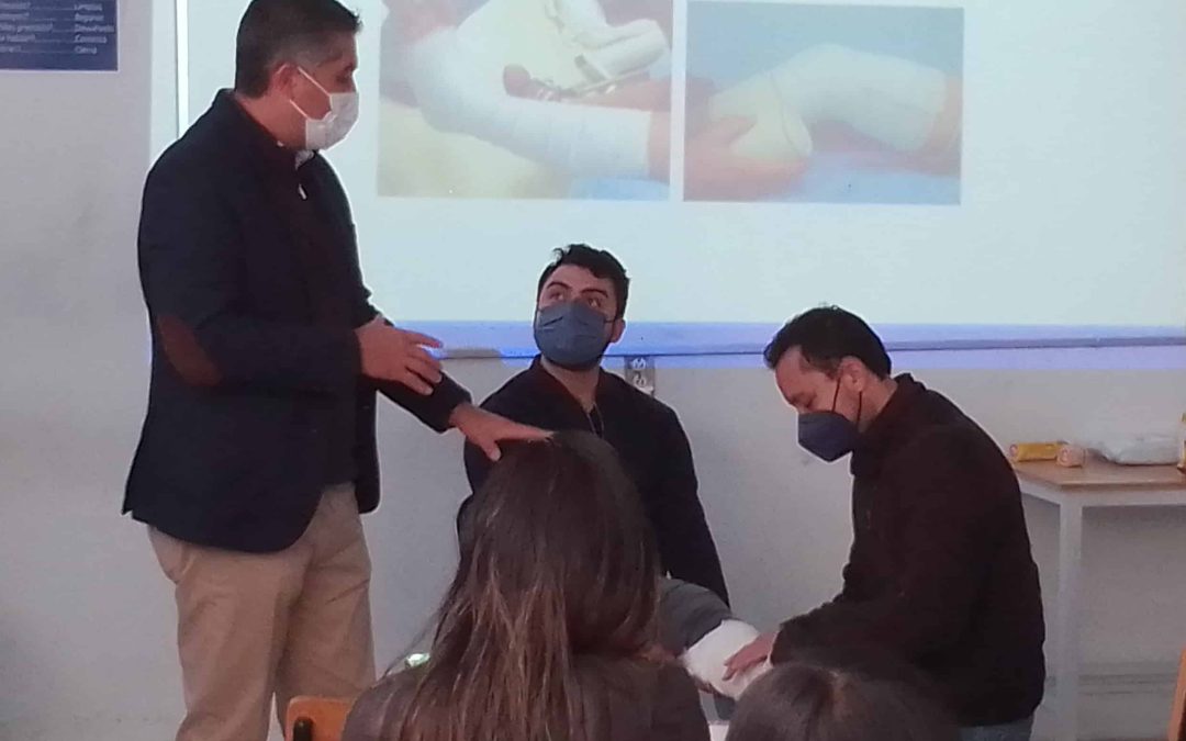 Plática de primeros auxilios y nutrición a la Escuela Emilio Sánchez Piedras